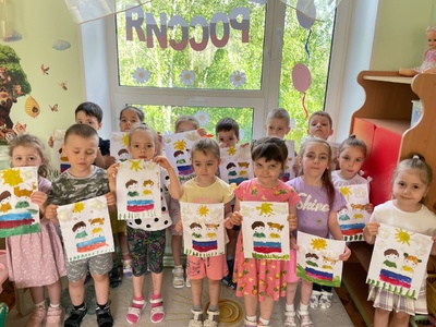 Выставка рисунков ко Дню России